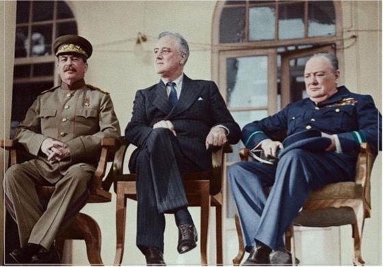 از چپ به راست: ژوزف استالین، دبیرکل شوروی؛ فرانکلین دلانو روزولت، رئیس‌جمهور ایالات متحدهٔ آمریکا؛ وینستون چرچیل، نخست‌وزیر بریتانیا